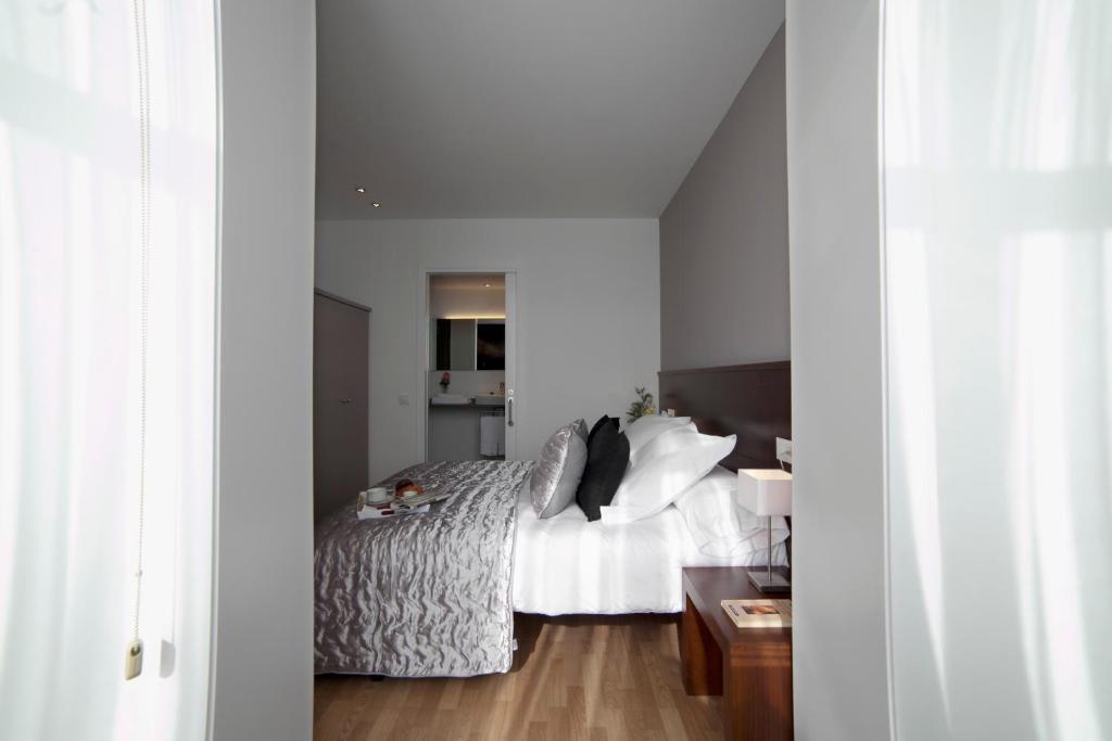 Three-Bedroom Apartment Ronda Universitat 13