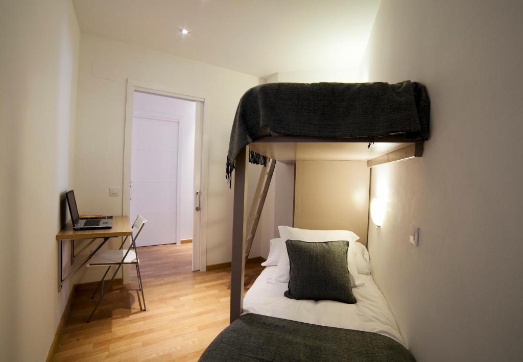 Three-Bedroom Apartment Ronda Universitat 13
