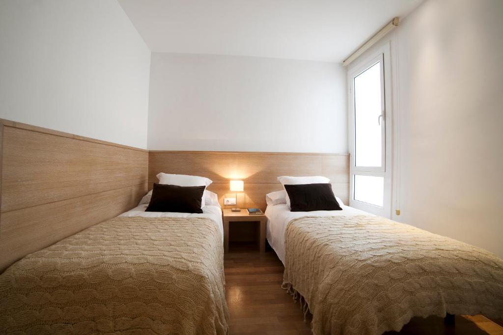 Three-Bedroom Apartment Ronda Universitat 13