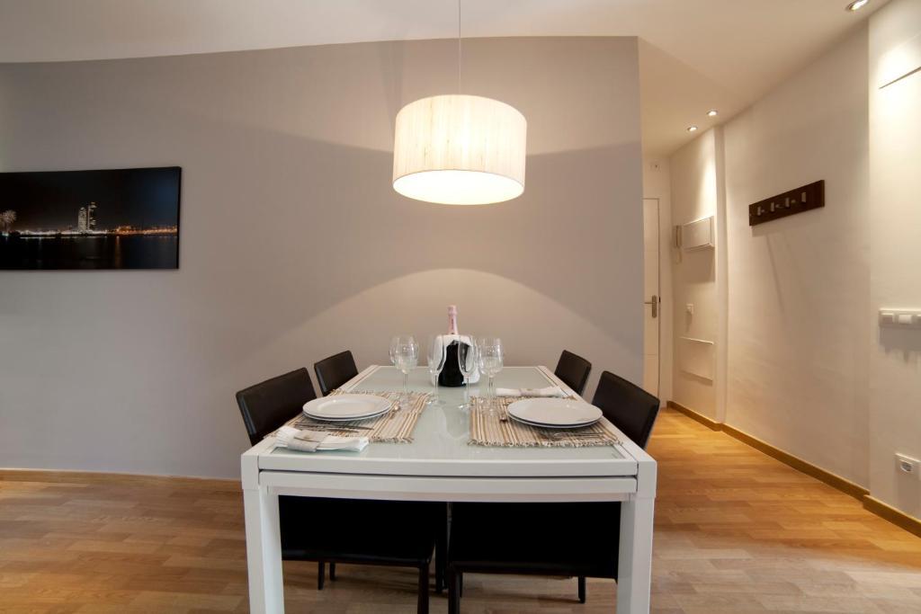 Three-Bedroom Apartment Ronda Universitat 13