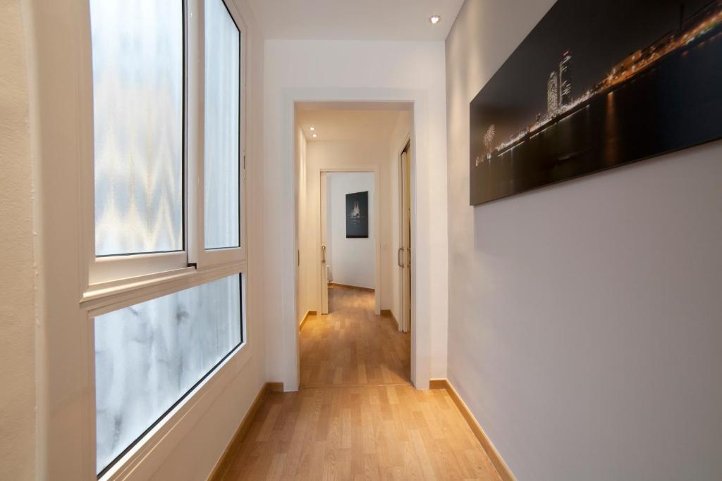 Three-Bedroom Apartment Ronda Universitat 13