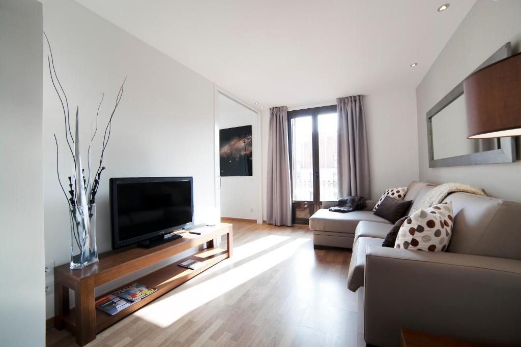 Three-Bedroom Apartment Ronda Universitat 13