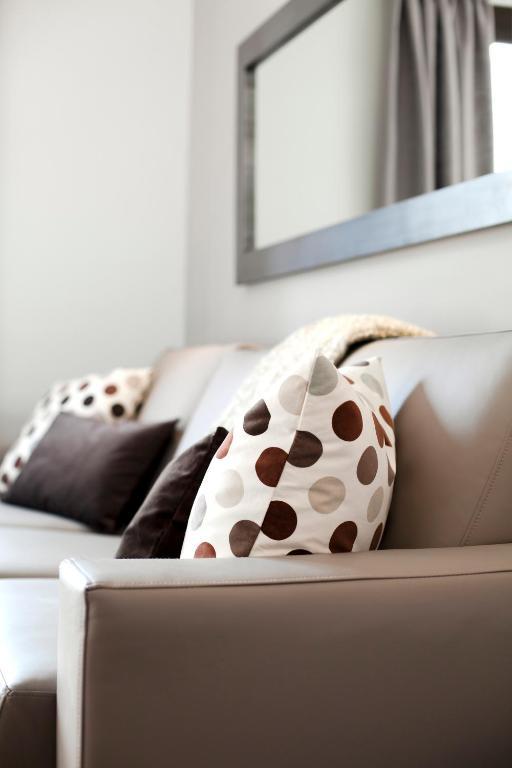 Three-Bedroom Apartment Ronda Universitat 13