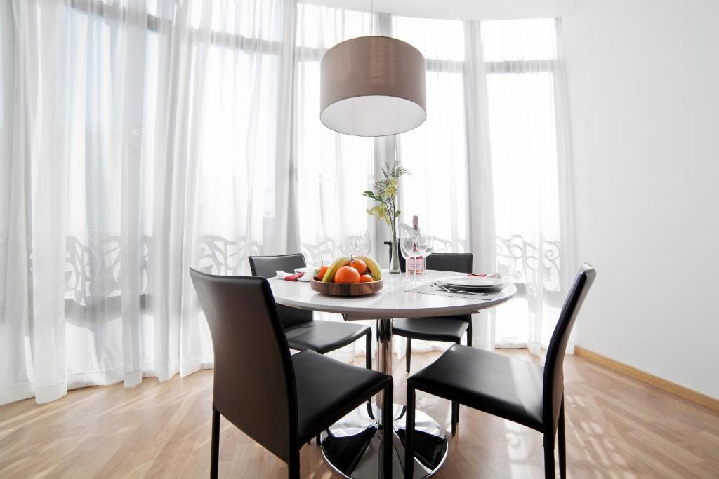 Two-Bedroom Apartment Ronda Universitat 13