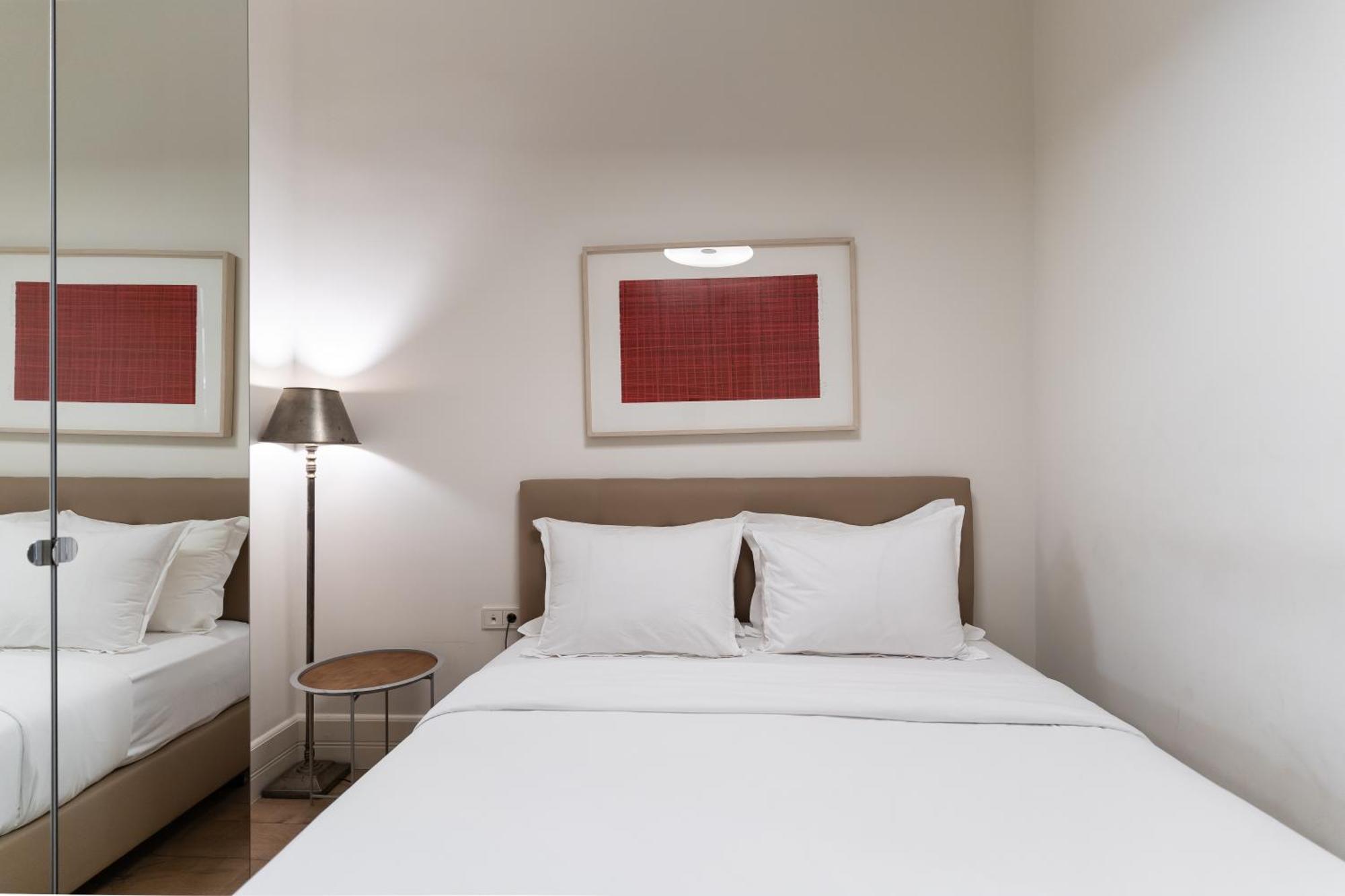 One-Bedroom Apartment with Kitchenette,1567221632:JPEG