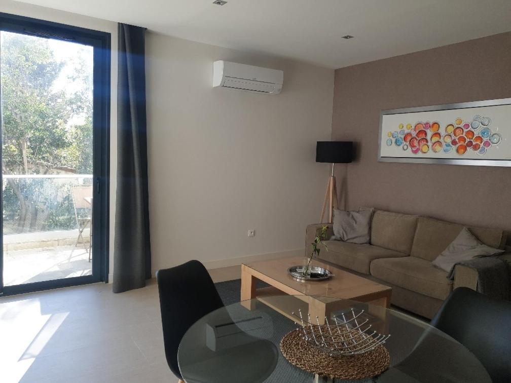 One-Bedroom Apartment with Terrace,1588280159:JPEG