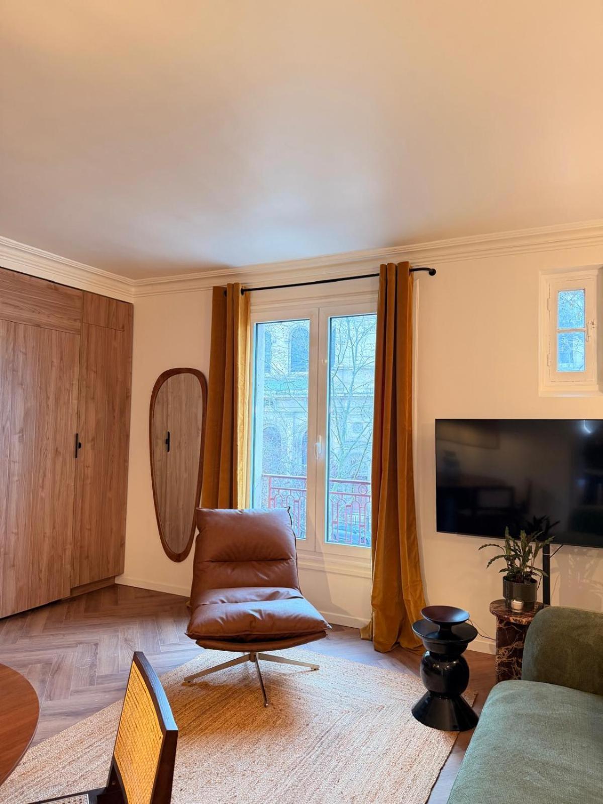 Deluxe One-Bedroom Apartment 3