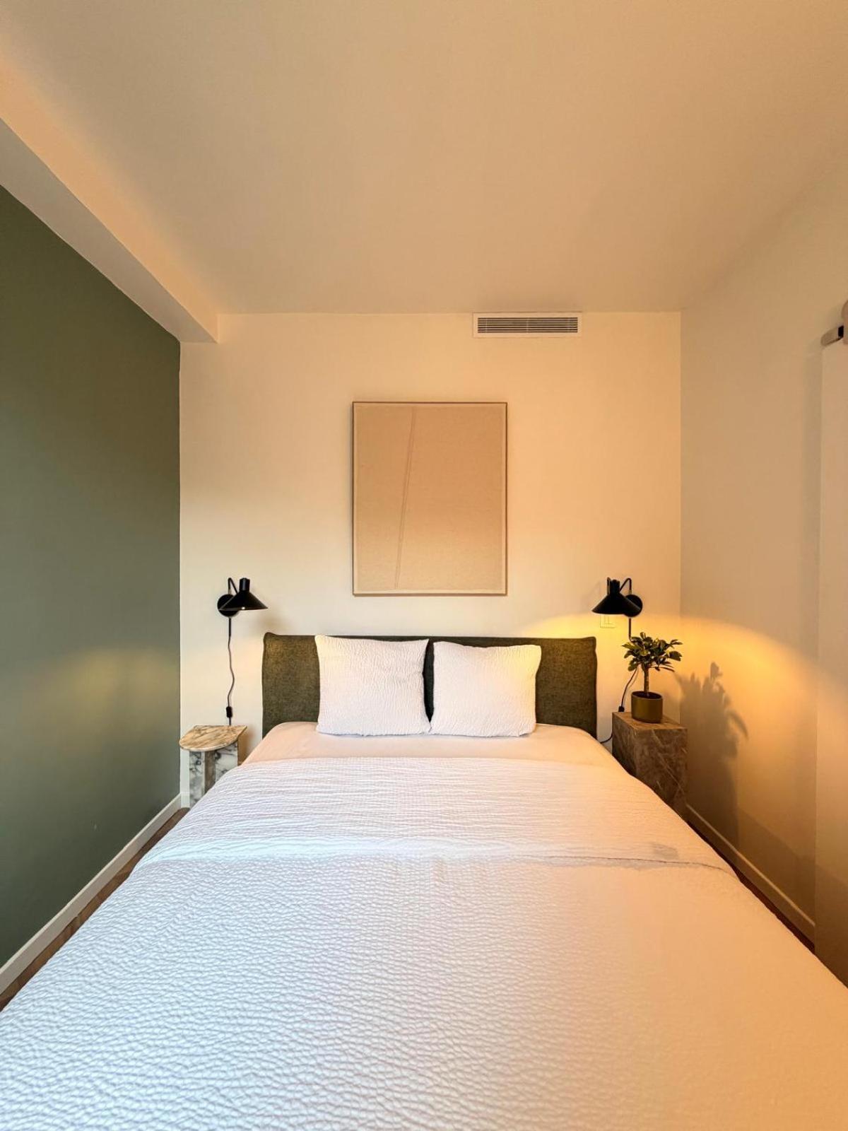 Deluxe One-Bedroom Apartment 5