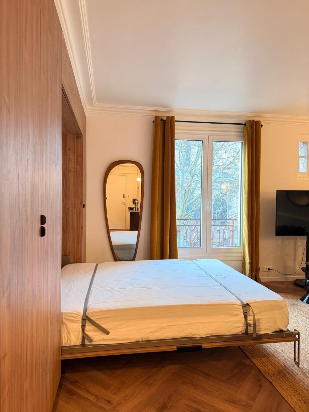 Deluxe One-Bedroom Apartment 5