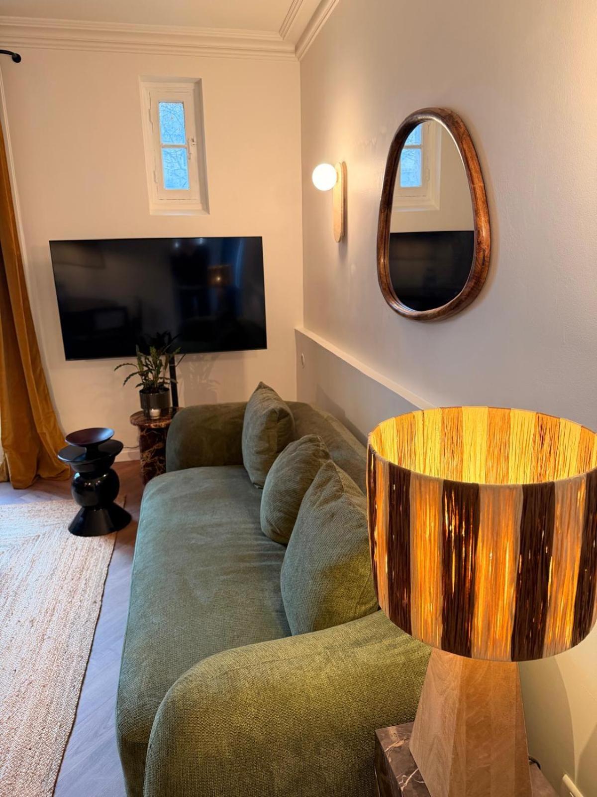 Deluxe One-Bedroom Apartment 5