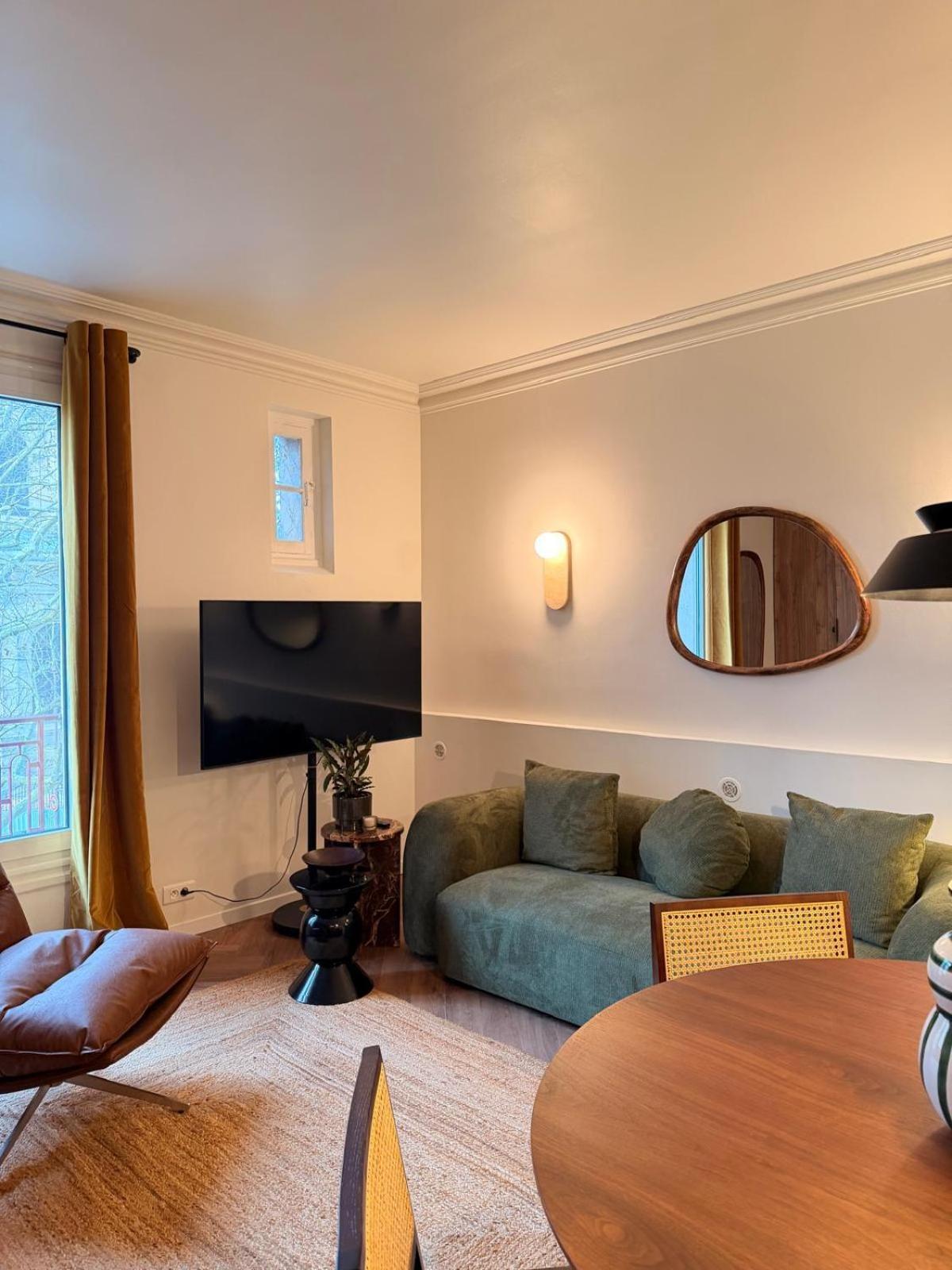 Deluxe One-Bedroom Apartment 3