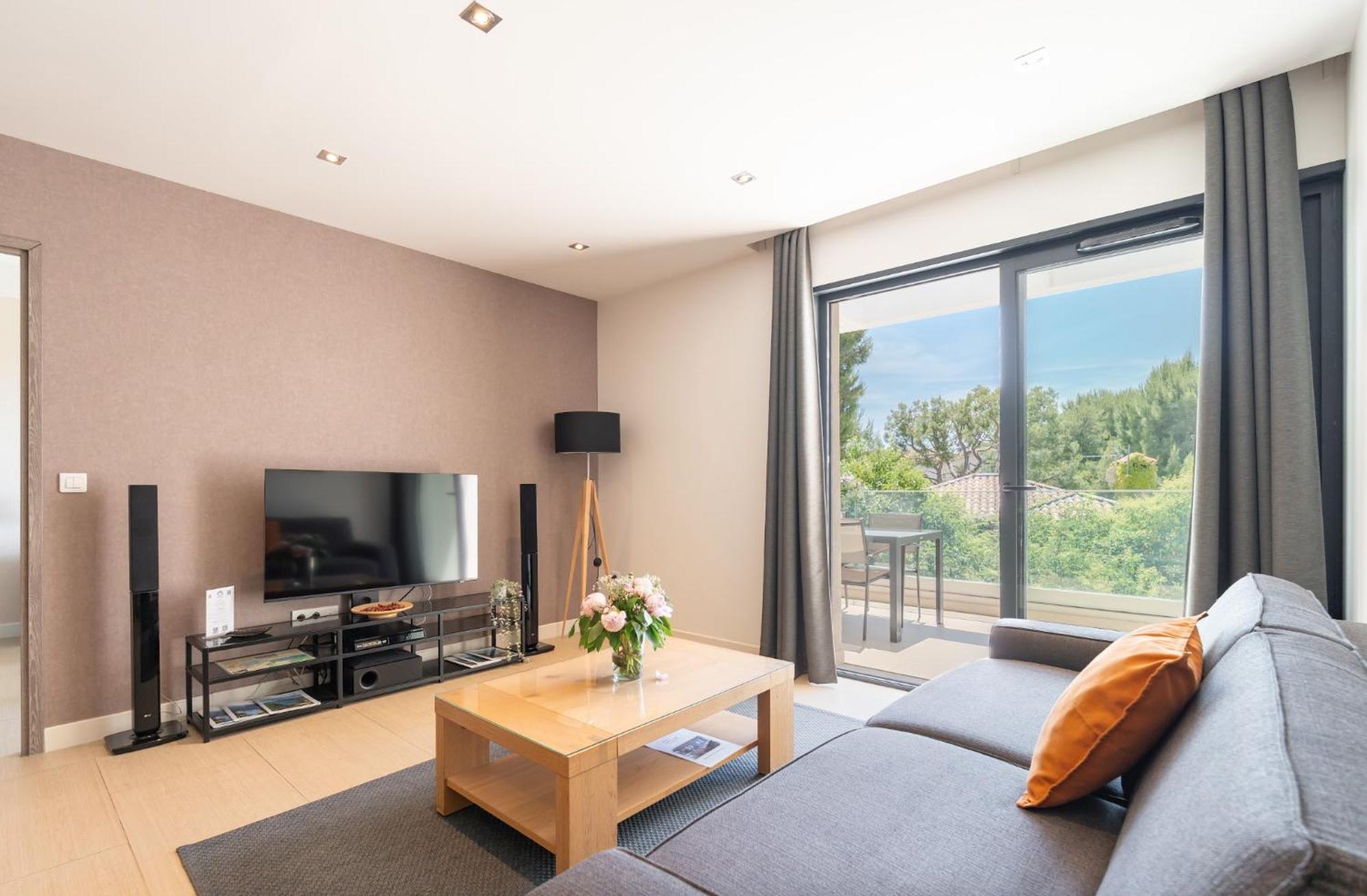 One-Bedroom Apartment Sea View