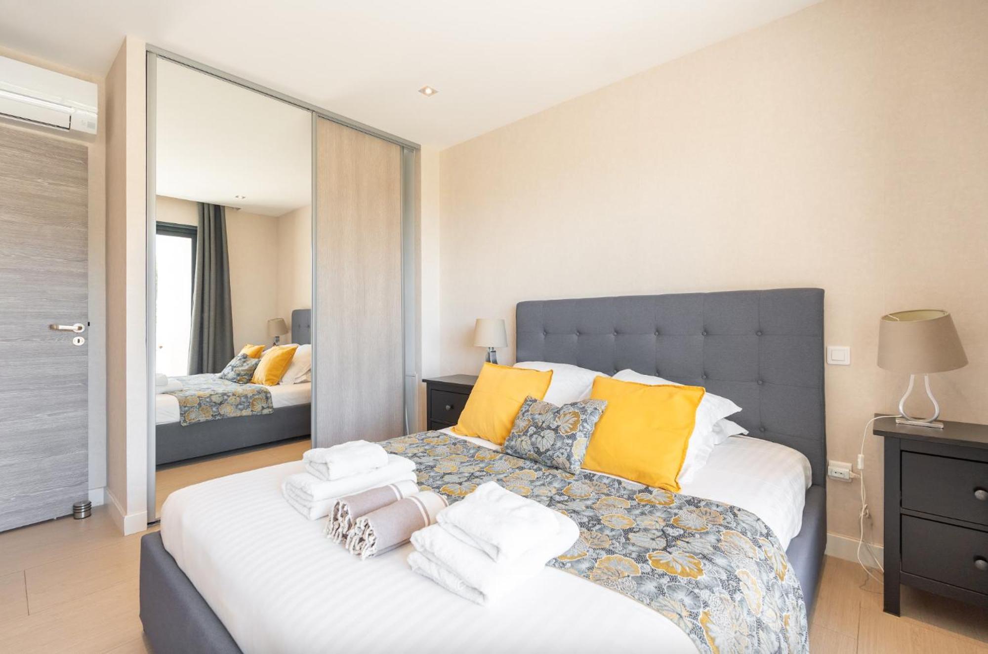 One-Bedroom Apartment Sea View