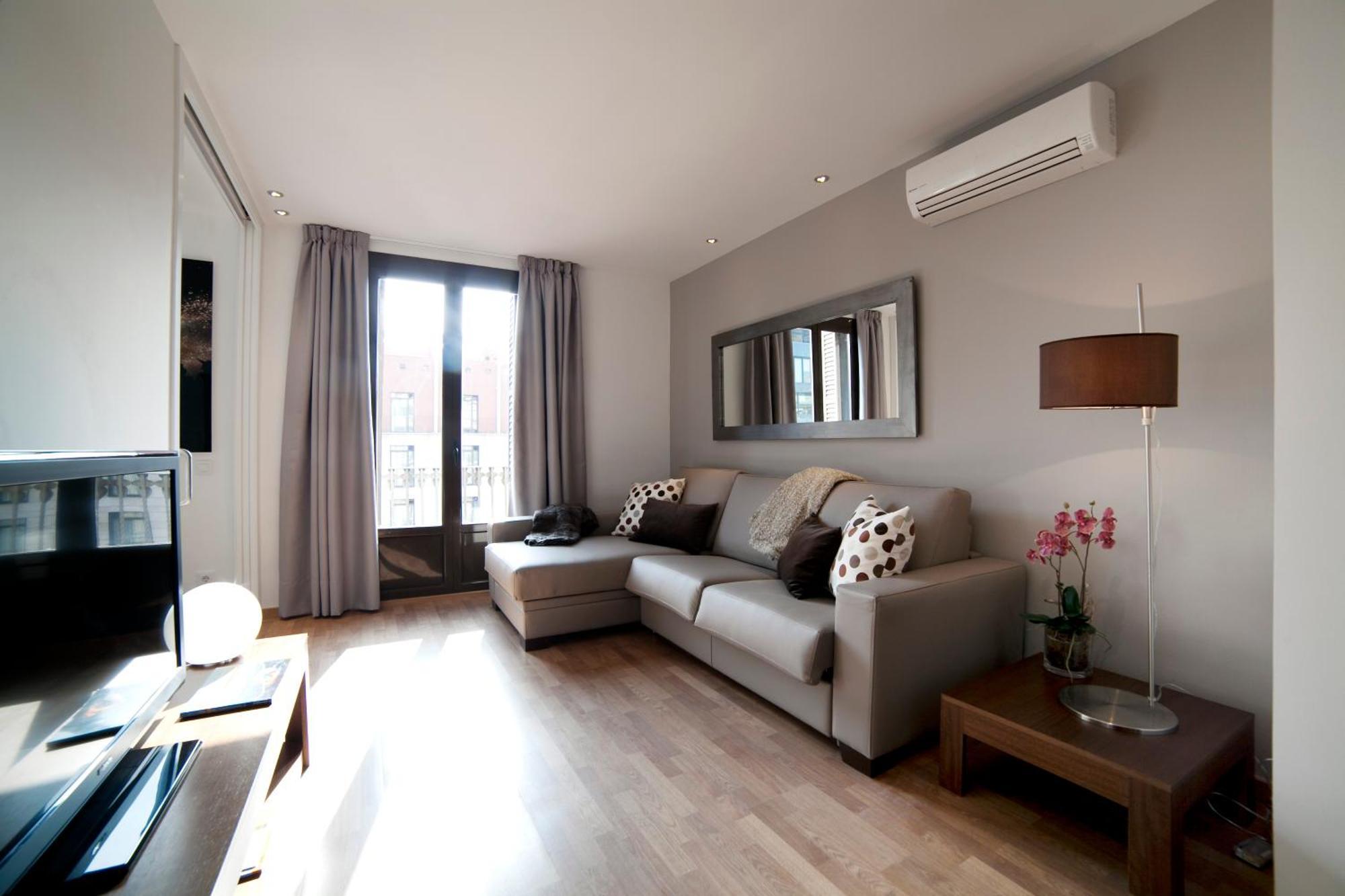 Three-Bedroom Apartment Ronda Universitat 13