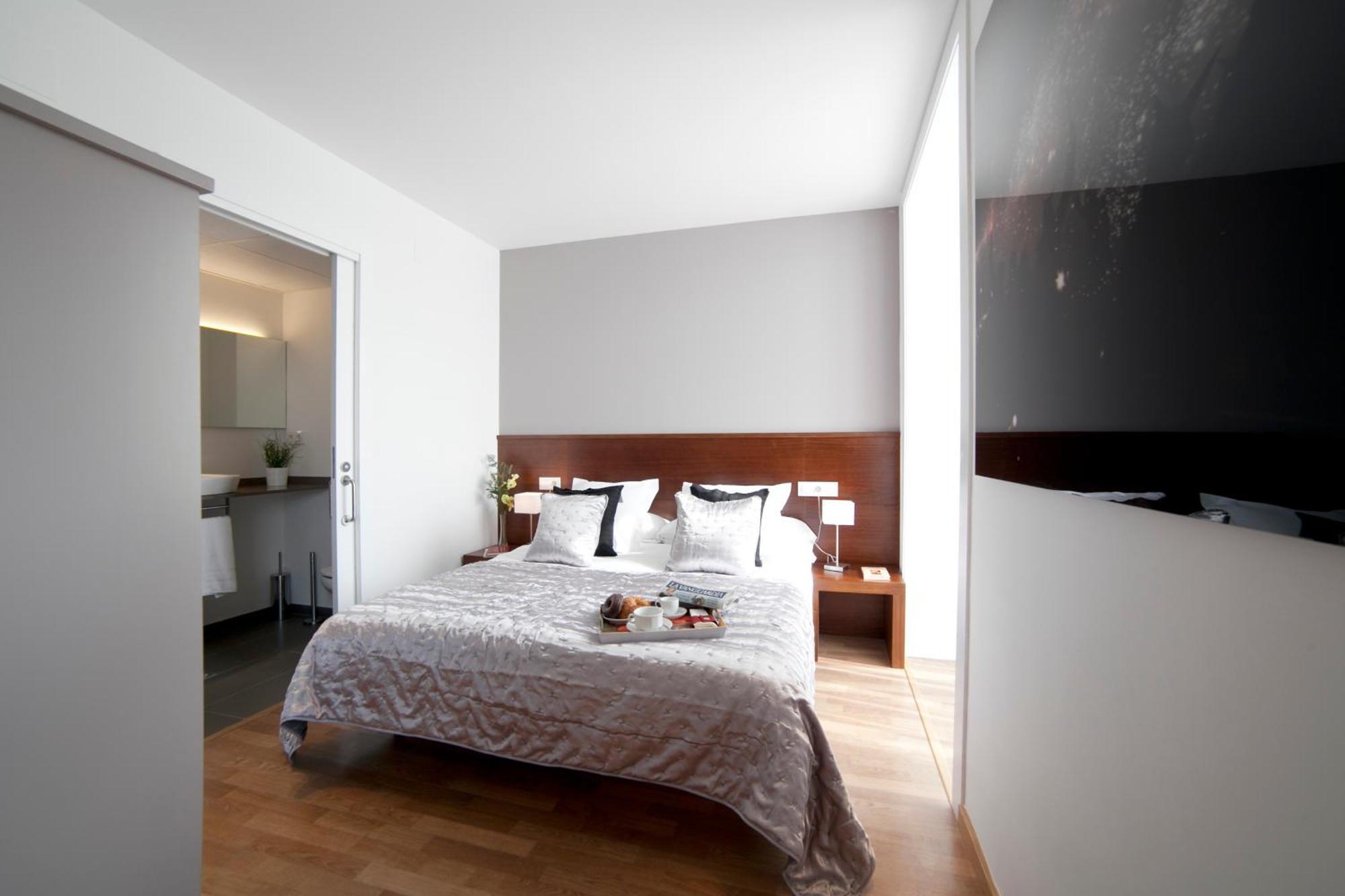 Three-Bedroom Apartment Ronda Universitat 13