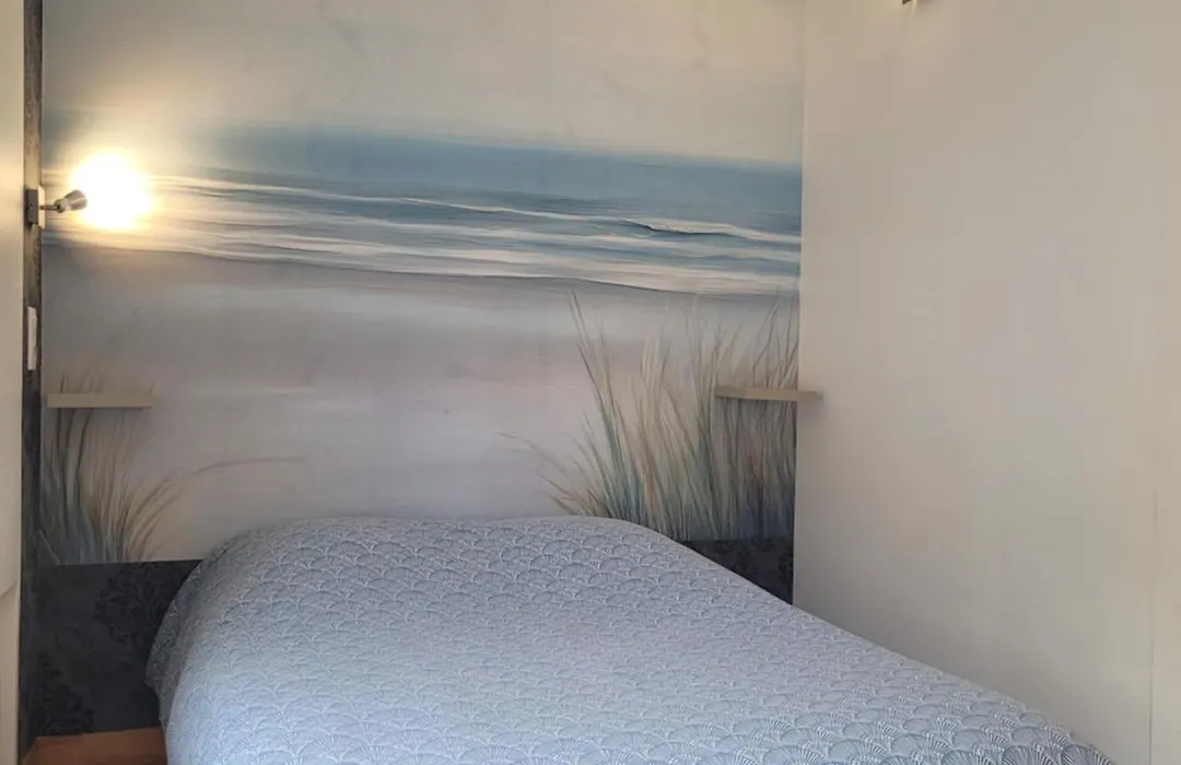 Avec CLIMATISEUR appartement DESIGN vous propose, un appartement 2 chambres et salon, 3 appartements une pièce, Dans les appartements , NETFLIX, lits faits à votre arrivée, serviettes de toilette, Ménage, Wifi ,Plage à 190m, BOX à Vélos-1