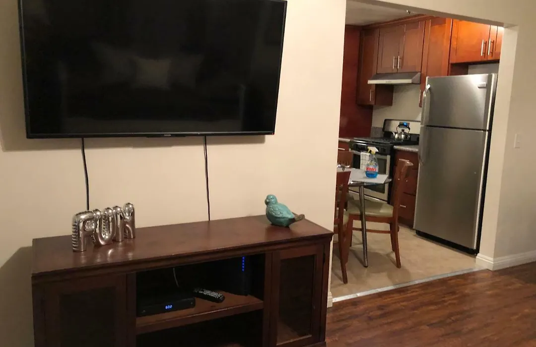 Apartment North Mansfield Ave-1