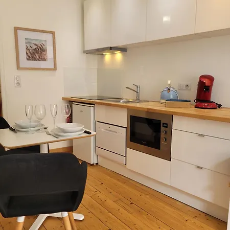 Avec CLIMATISEUR appartement DESIGN vous propose, un appartement 2 chambres et salon, 3 appartements une pièce, Dans les appartements , NETFLIX, lits faits à votre arrivée, serviettes de toilette, Ménage, Wifi ,Plage à 190m, BOX à Vélos-2