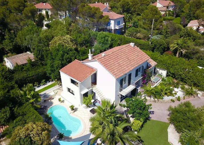 Bed, Kitchen And Swimming Pool Villa Esterel