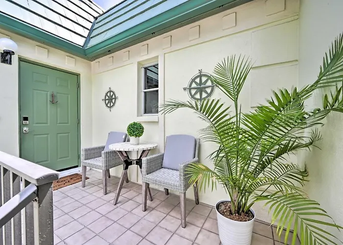 Naples Condo W/ Enclosed Balcony & Lake Views!