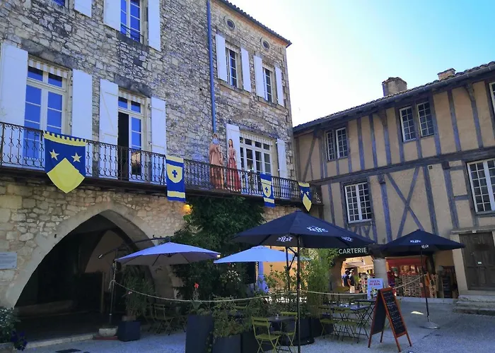 Maison de charme spacieuse, terrasse et vue sur la place