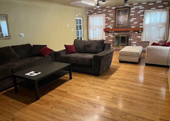 Secluded, Charming And Unique! Spacious Apartment Excellent Central Location