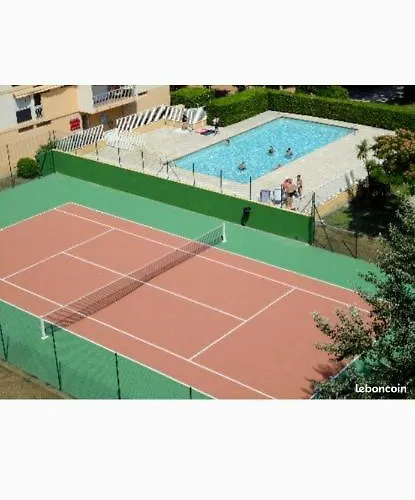 Studio climatisé avec coin nuit 150m de la plage