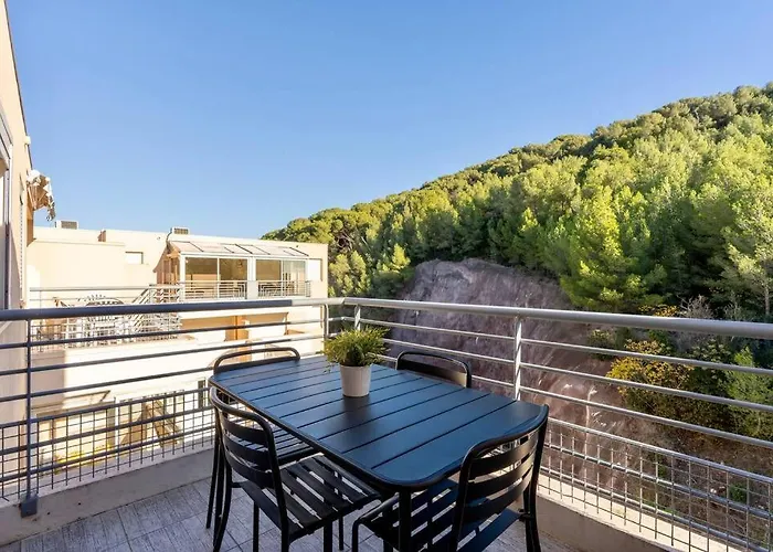 Appartement rénové, calme et proche des plages.