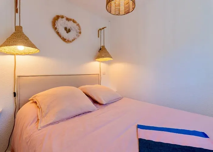 Appartement rénové, calme et proche des plages.