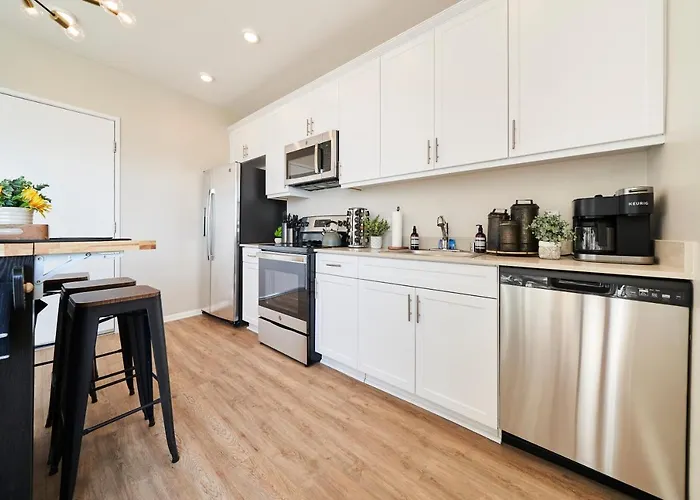 New Organic Modern Luxury 1Bd/1Ba- Close To Everything!