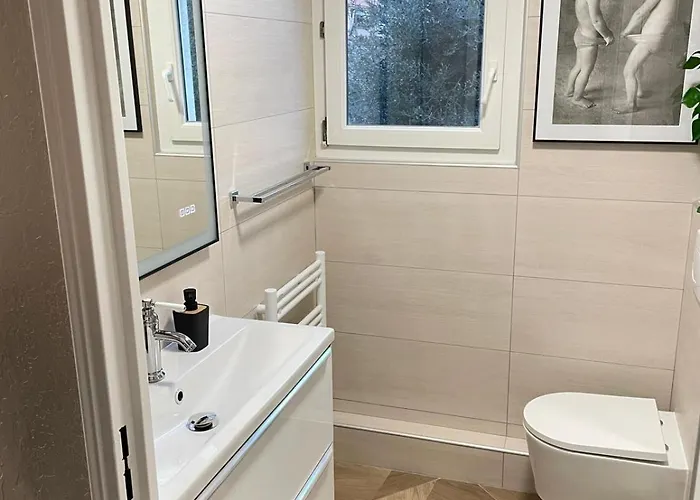 STUDIO SUR LA PROMENADE DES ANGLAIS AVEC VUE MER ORIGINALE À 40 m DE LA PLAGE