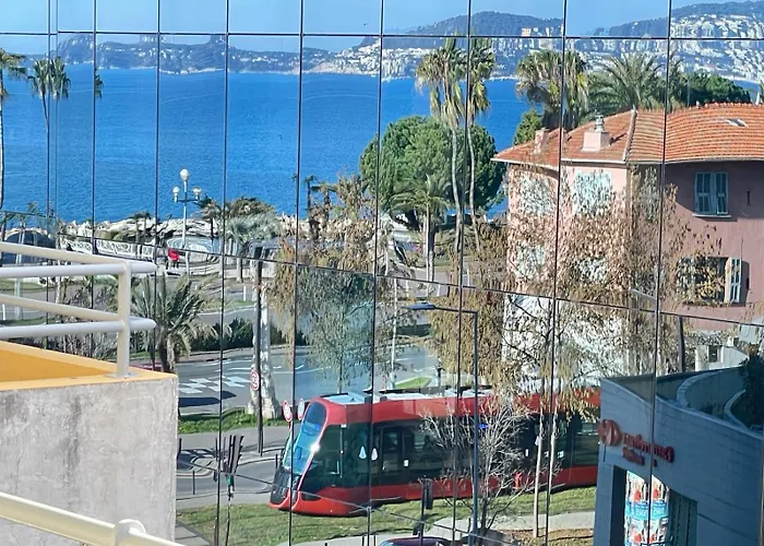 STUDIO SUR LA PROMENADE DES ANGLAIS AVEC VUE MER ORIGINALE À 40 m DE LA PLAGE