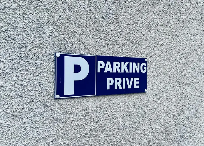 Le Général Appartement prestige proche gare, haut-de-gamme, avec billard et parking privé, by PRIMO C0NCIERGERIE
