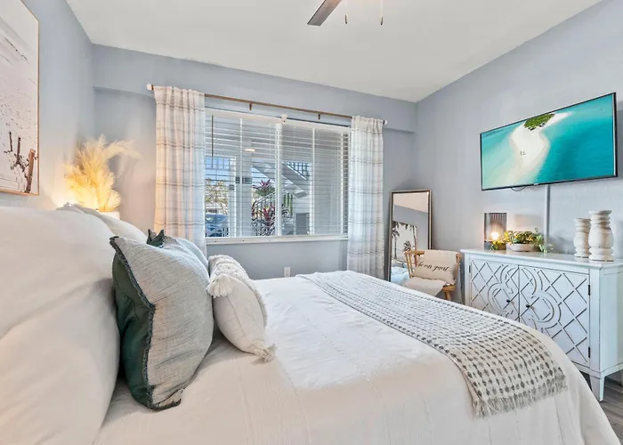 Serene Naples Retreat: Golf-Resort Pool-Tennis-Gym