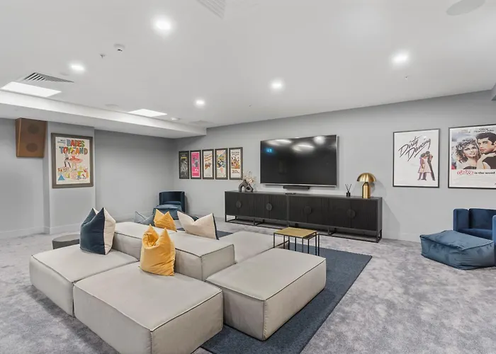 Modern Apartment & Parking - Central & Quite