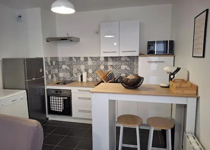 T1 meuble avec piscine commune