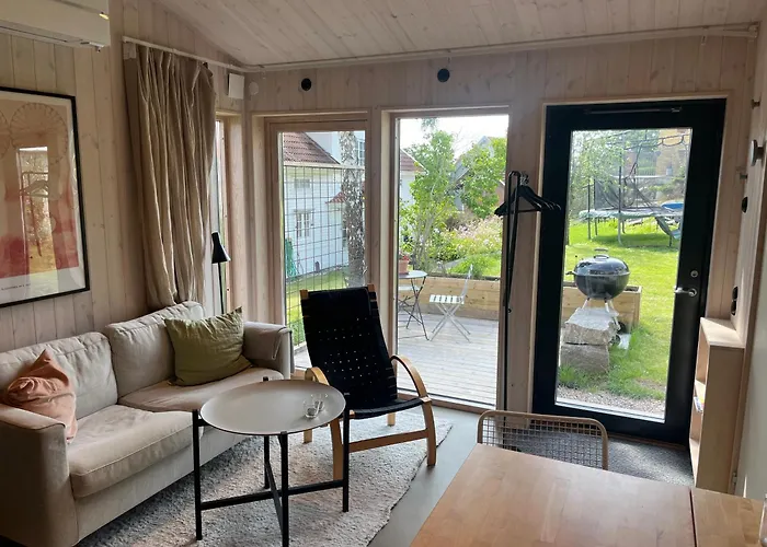 Mysigt Attefallshus Med Naerhet Till Stad Och Hav