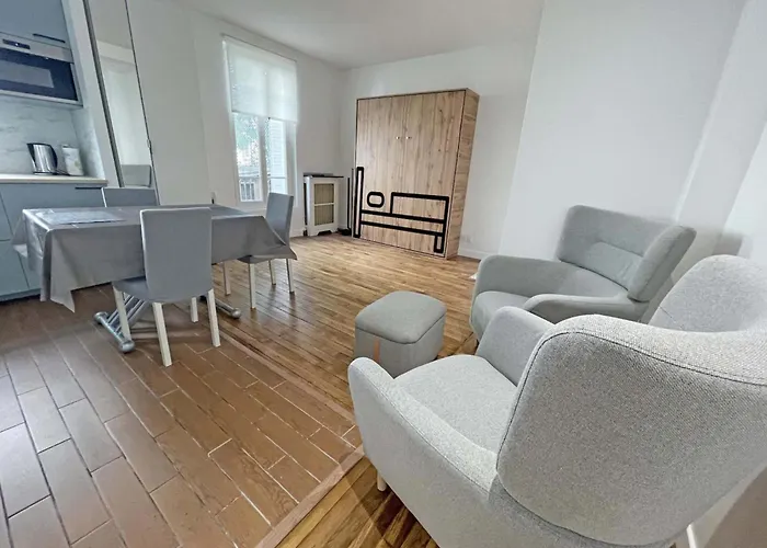 Appartement entier calme - Parking FREE - Proche Paris et château - WIFI HD