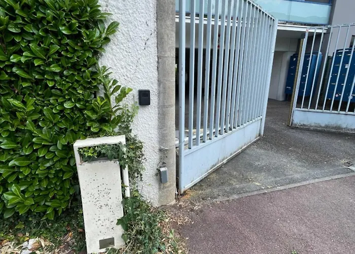 proche kedge et universitée appartement cosy avec parking ,cuisine équipée ,sdb et jardin