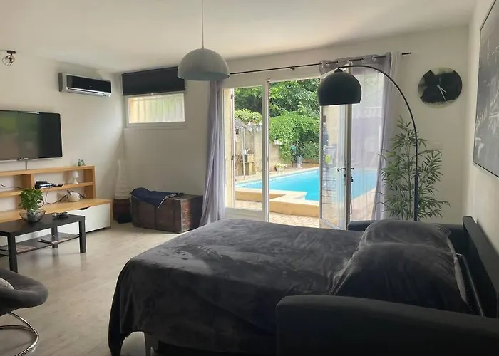 Grand studio avec piscine au coeur du village