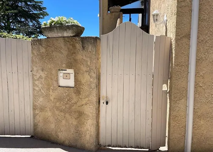 Grand studio avec piscine au coeur du village