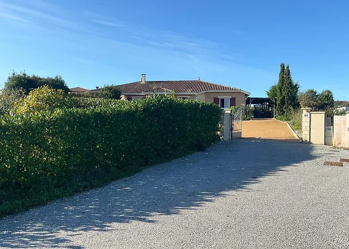 Charmant T2, Cl 3 étoiles, 4 Lits, 4 personnes et 1enfant, parking et terrasse