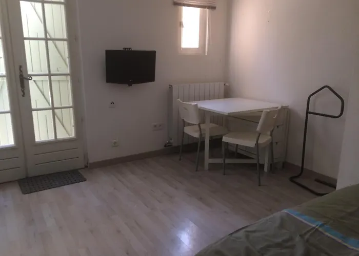 Studio indépendant en RDC de villa, parking