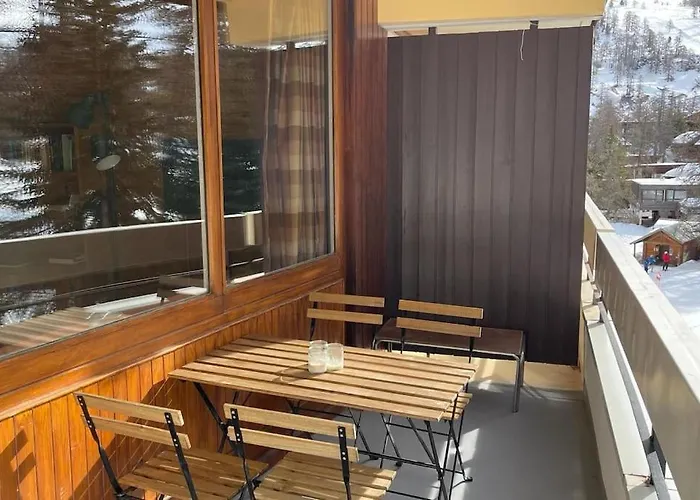 T3 aux Ecrins IV, skis aux pieds à Vars
