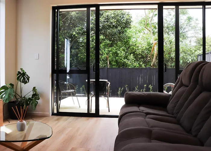 Luxe Modern Large Bedroom With Shared Kitchen And Amenities