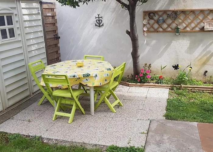 Superbe T2 avec jardin, piscine-enfant et parking