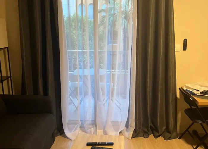 Studio cosy rénové climatisé avec piscine proche de toutes commodités