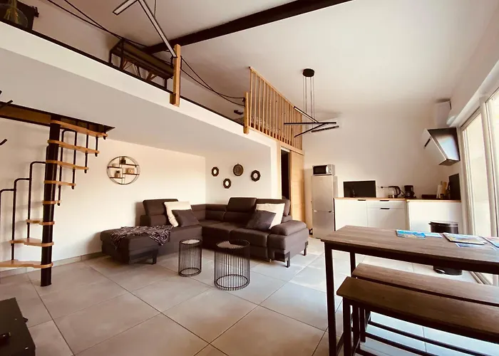 Petite maison avec accès piscine et jacuzzi chauffée