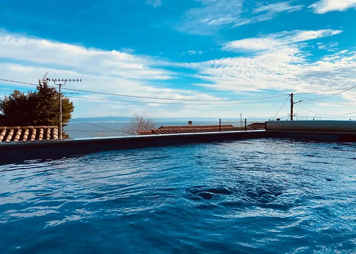 Petite maison avec accès piscine et jacuzzi chauffée