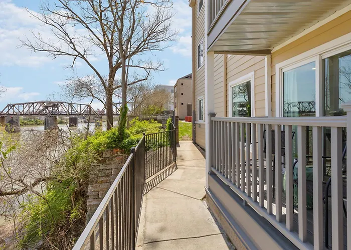Nashville Oasis Walk To Broadway With Pool, Parking, Gym And Patio